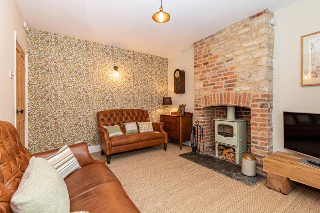 Oxfordshire Living - The Bowler Hat Cottage - Вудсток Экстерьер фото