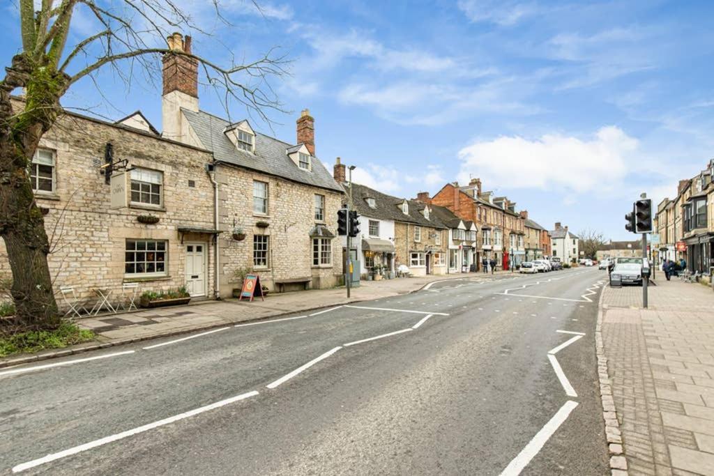 Oxfordshire Living - The Bowler Hat Cottage - Вудсток Экстерьер фото