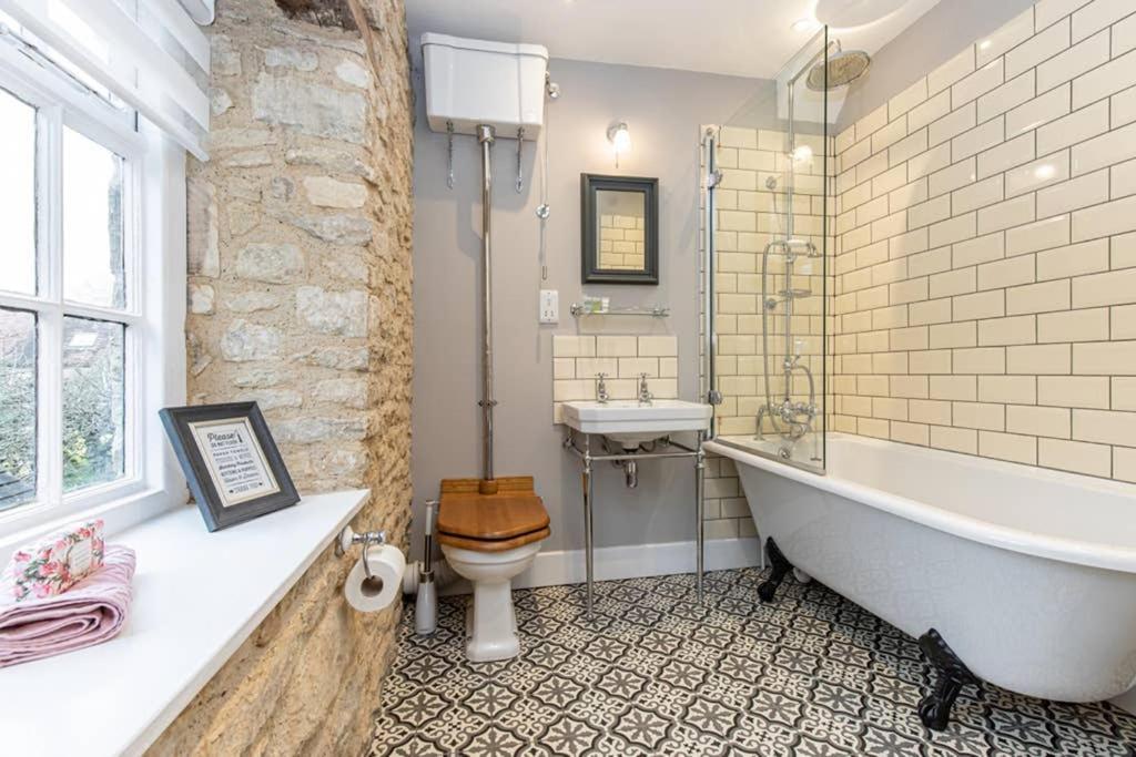 Oxfordshire Living - The Bowler Hat Cottage - Вудсток Экстерьер фото